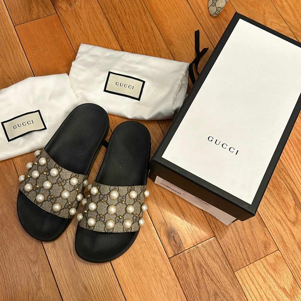 Gucci pearl slides